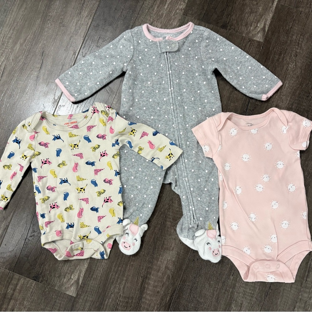 Baby girl onesie/sleeper lot size 0-3 months